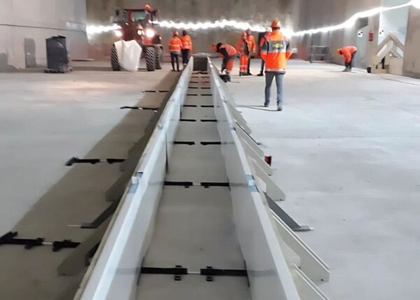 Plusieurs travailleurs en tenue orange et tracteurs pour les solutions sur mesure réalisées par Mtech2S.