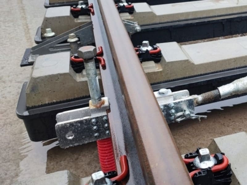 Mtech2S intervient en industrie, comme ici sur la ligne du métro 18 du Grand Paris, sur les rails.