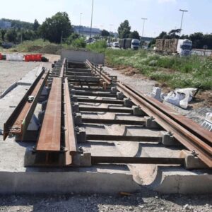 Planche d'essai décoffré sur chantier de rails.